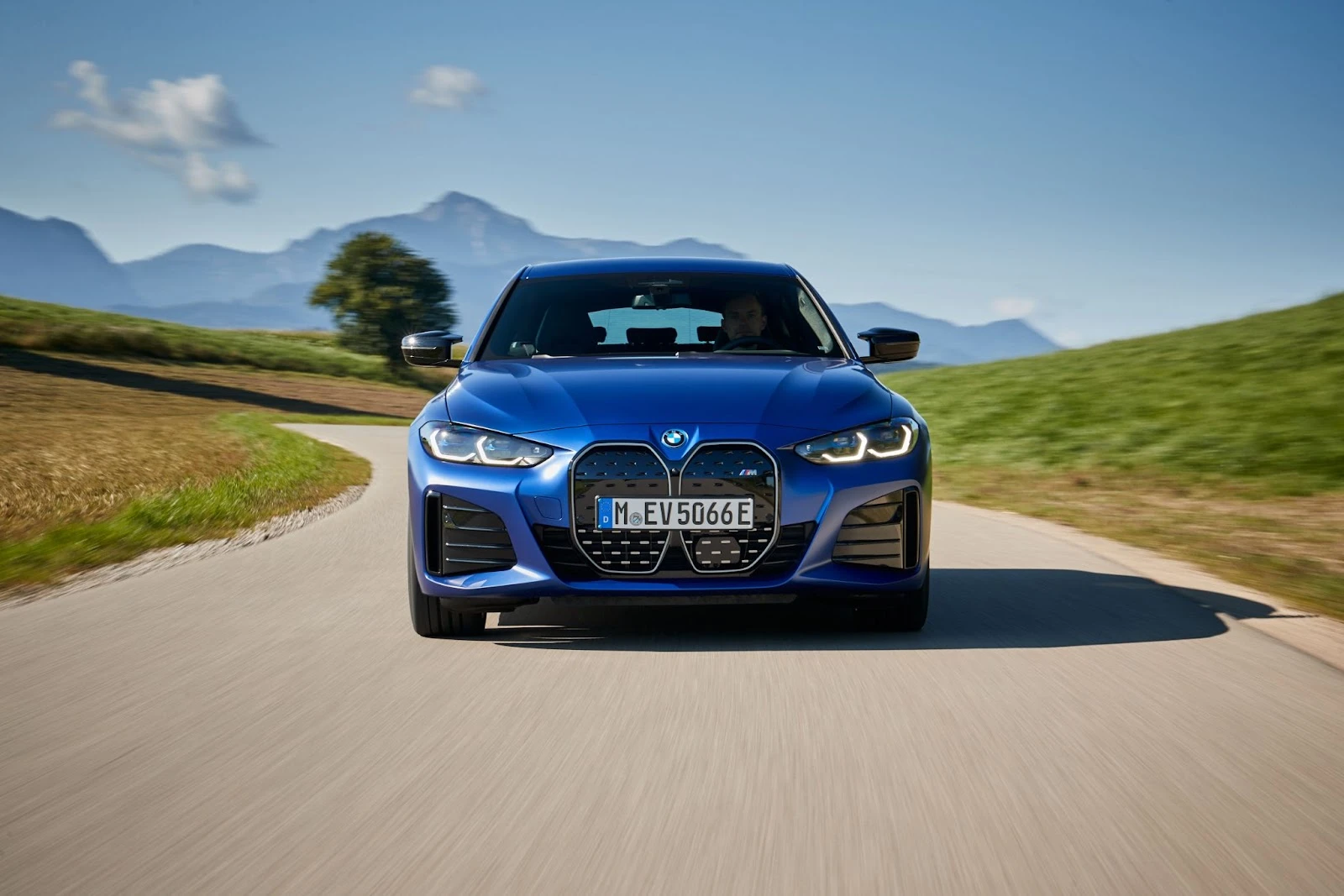 P90439356highResbmw-i4-m50-9-2021