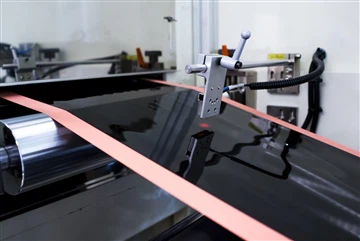 Volkswagen leder Tesla når det gjelder å mestre Dry Coating Battery Technology