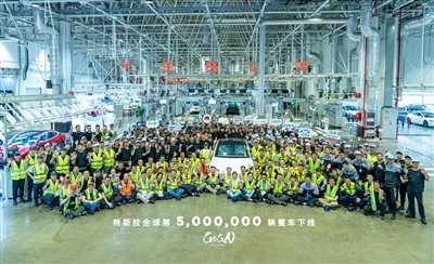 Teslas 5 millionte kjøretøy ruller offisielt av produksjonslinjen