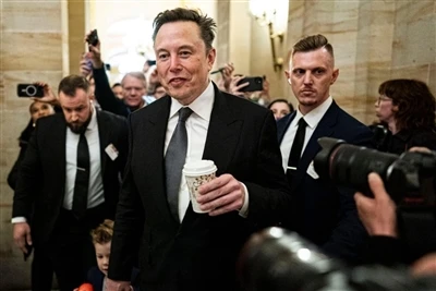 Musk diskuterer å bygge en batterifabrikk i Sør-Afrika med presidenten
